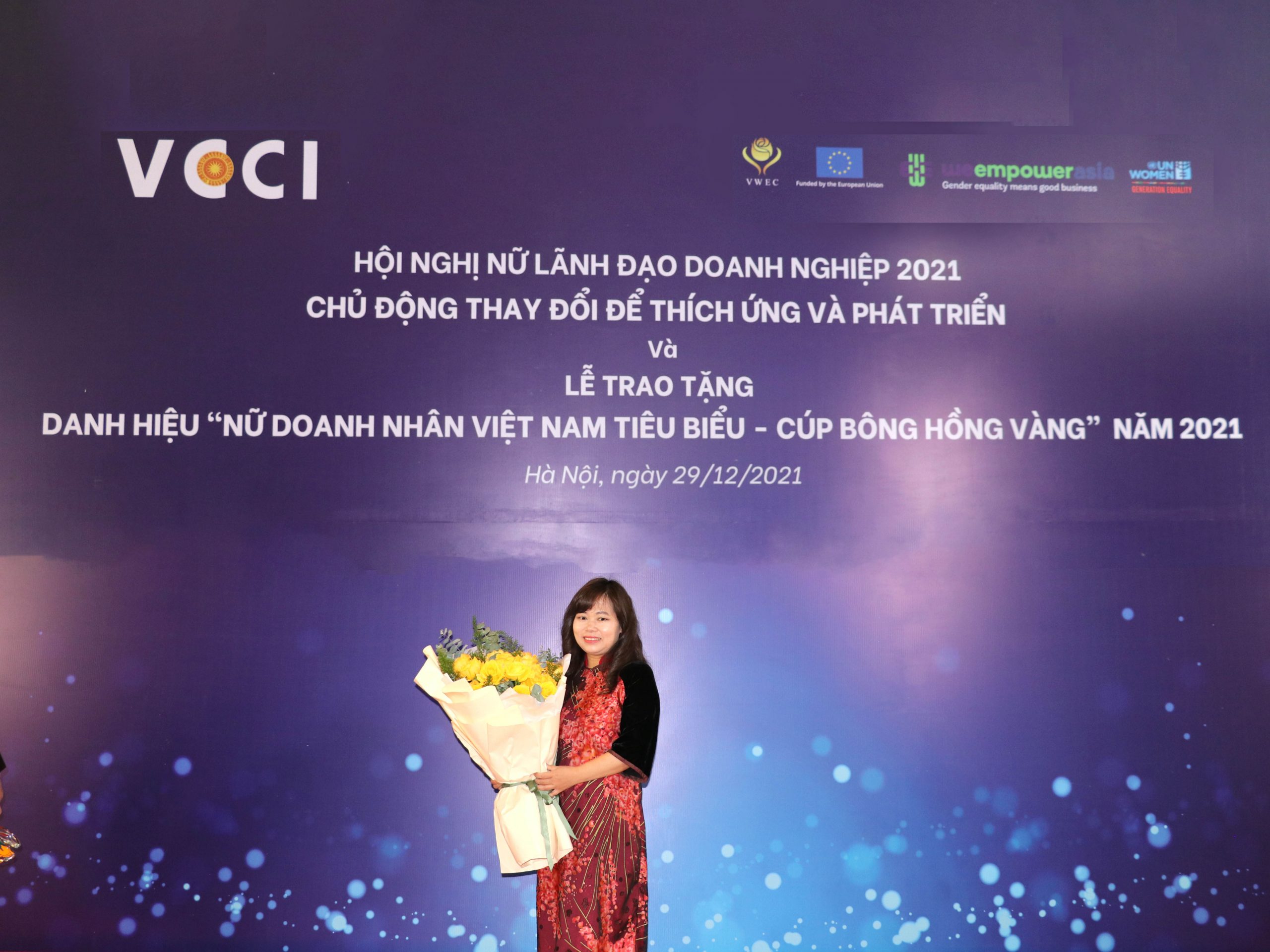 Chủ tịch Trần Thị Thu Trang trong buổi lễ trao giải Cúp bông hồng vàng 2021