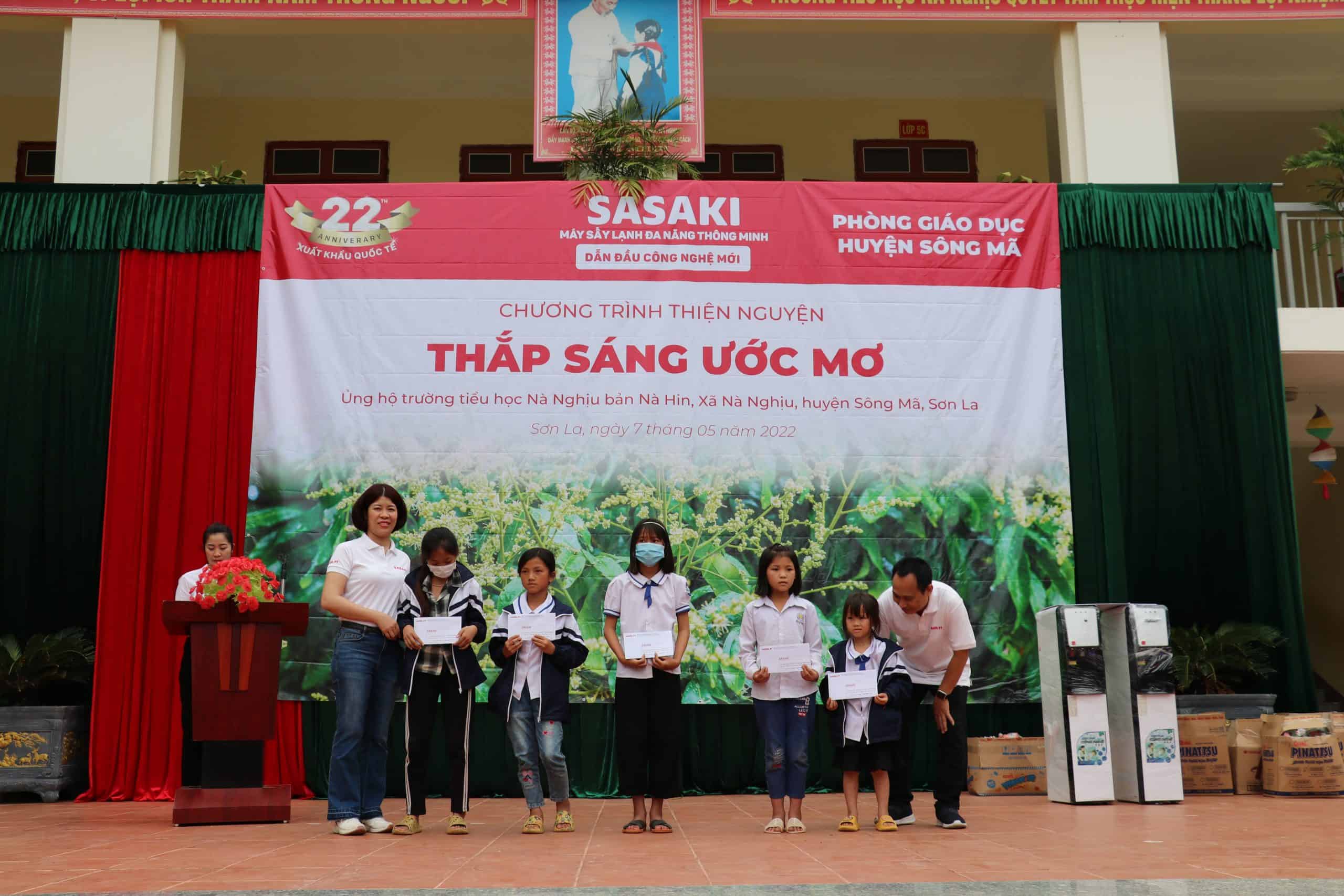 Đại diện SASAKI trao tặng các phần qua cho học sinh tiểu học trường Nà Nghịu, Sơn La