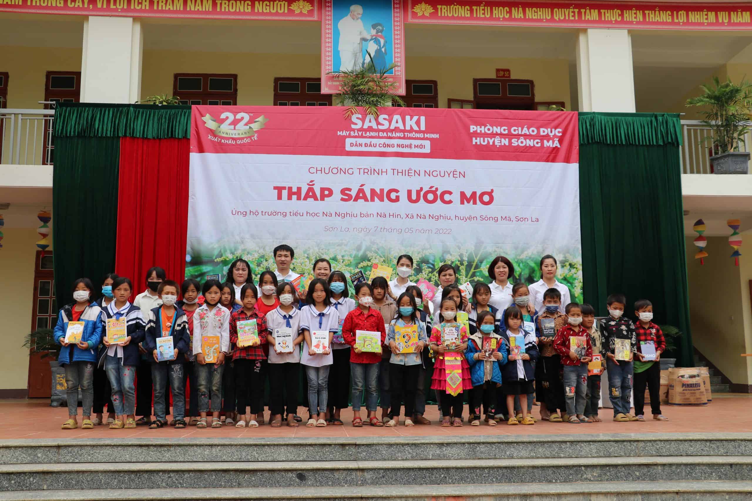 Đại diện SASAKI trao tặng các phần qua cho học sinh tiểu học trường Nà Nghịu, Sơn La