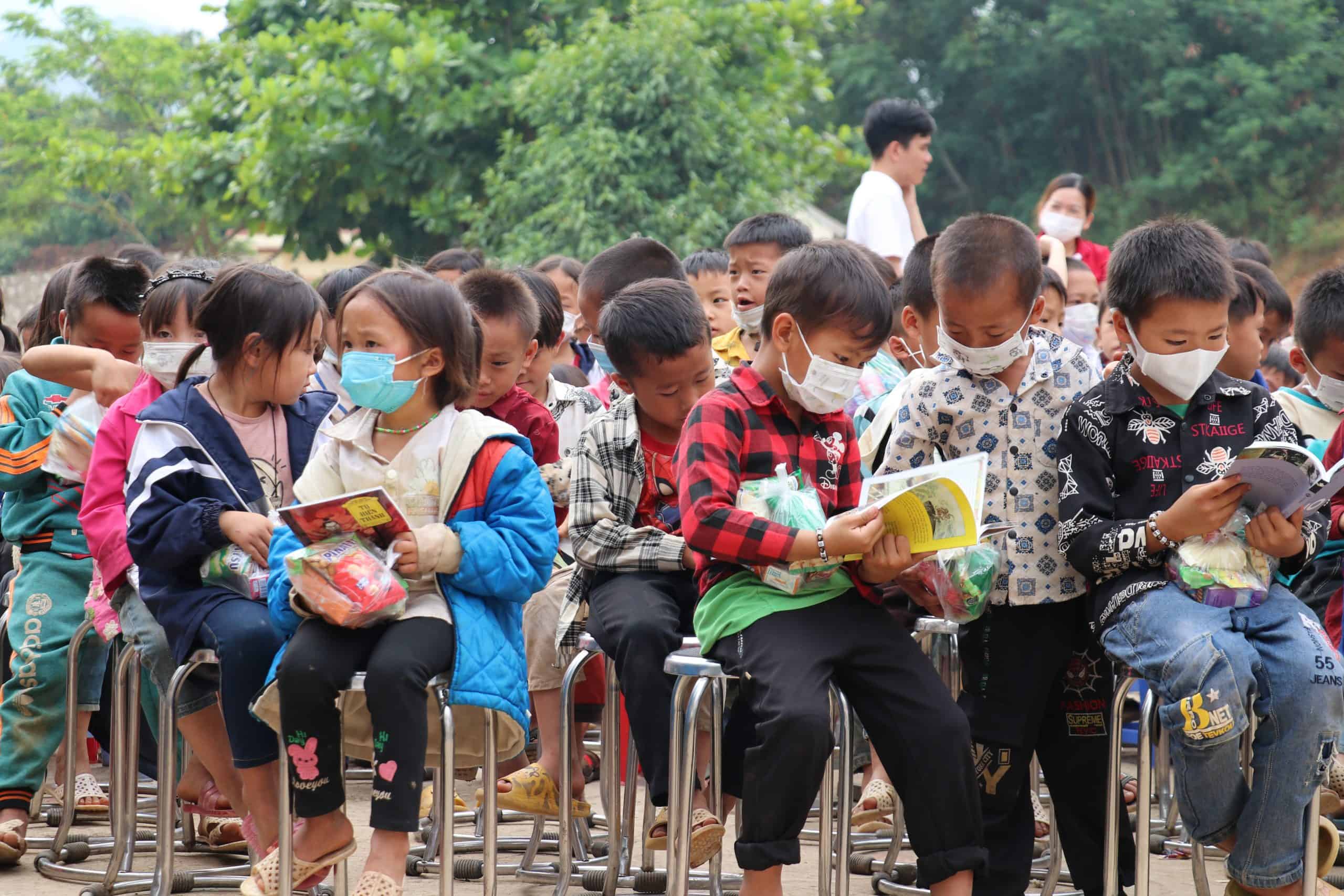 Các học sinh trường tiểu học Nà Nghịu, Sơn La nhận quà từ ban tổ chức