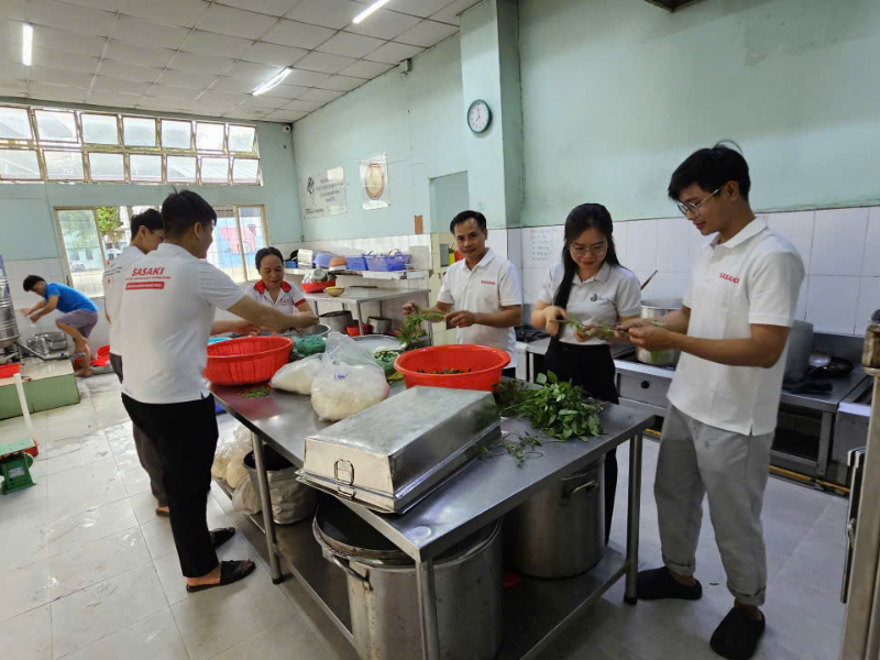 Đội ngũ SASAKI tham gia nấu bữa trưa ấm áp cho các em nhỏ.