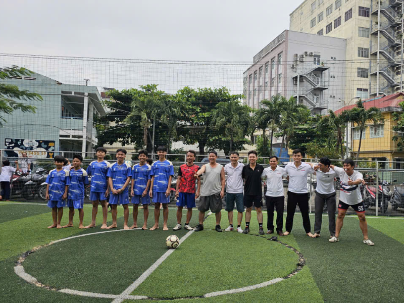 SASAKI tham gia hoạt động đá bóng cùng các em nhỏ.