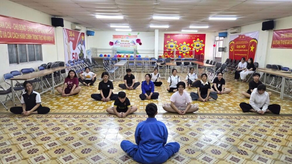 SASAKI tham gia hoạt động yoga cùng các em nhỏ.
