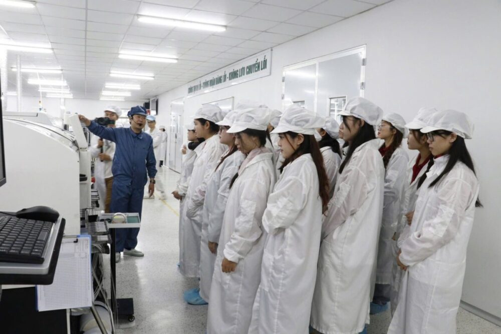 Các bạn sinh viên Ngoại Thương khám phá quy trình kiểm soát tại nhà máy SASAKI