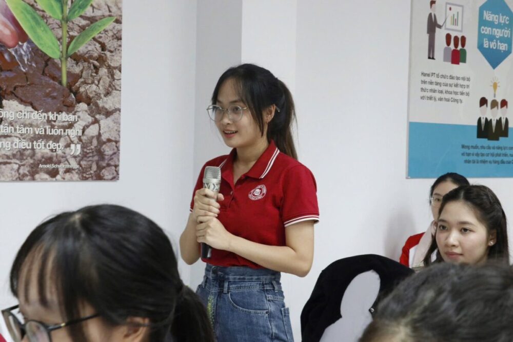 Không khí hào hứng, sôi nổi của các bạn sinh viên khi tham gia buổi giao lưu