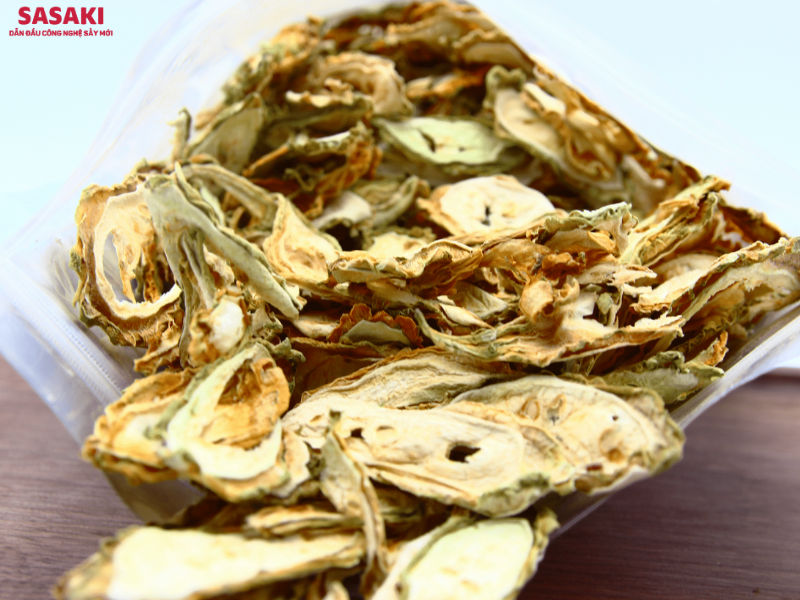 Mướp đắng phơi nắng thủ công có màu sẫm, khô quắt 