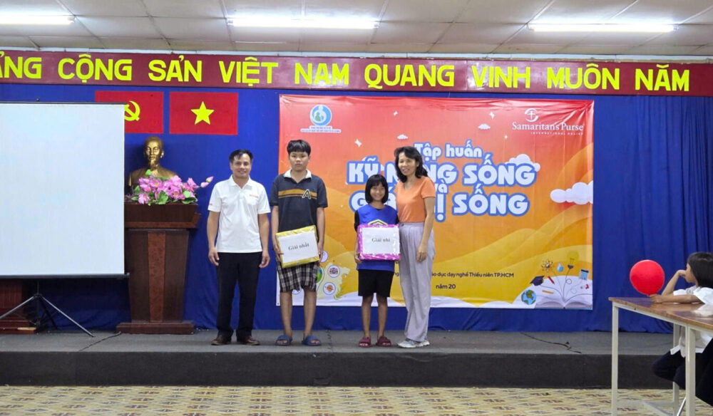 SASAKI giao lưu tặng quà cho các em nhỏ.