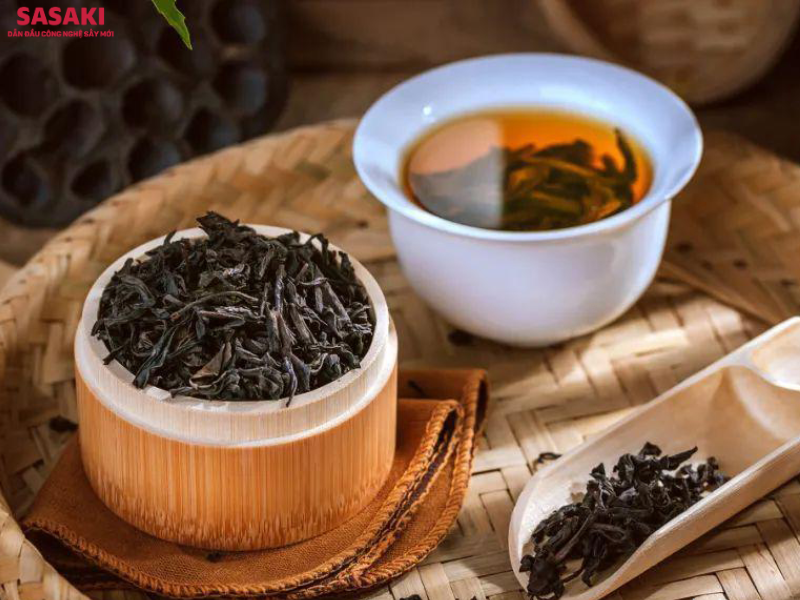Lá chè đen sấy thăng hoa giữ nguyên màu nâu đen của lá trà đã oxy hóa, khi pha với nước nóng có màu nâu đỏ trong suốt