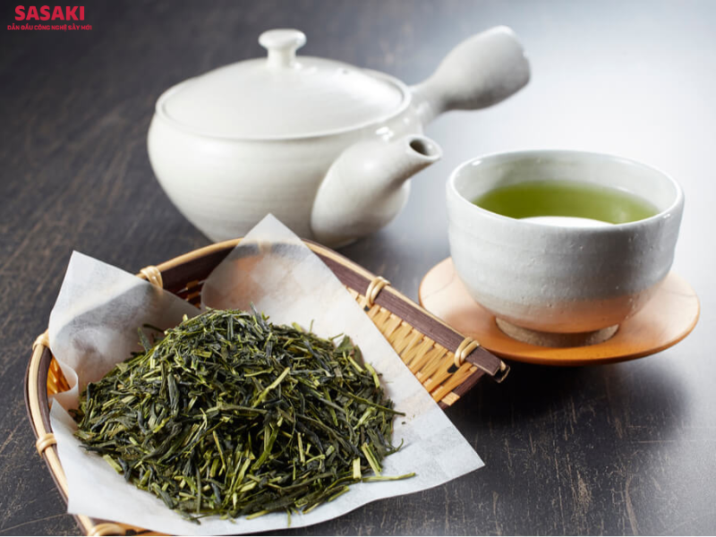 Chè Sencha pha với nước nóng cho màu xanh sẫm và hương vị đậm đà