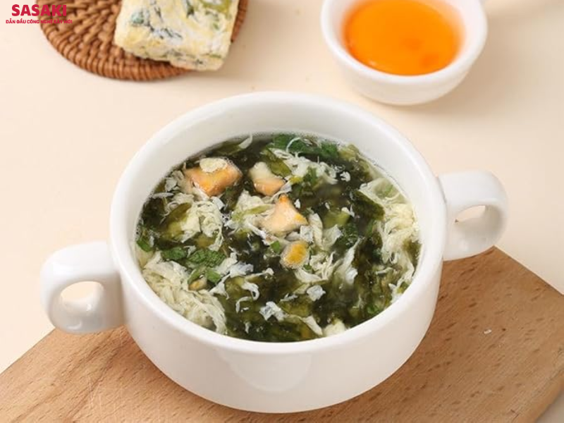 Khi pha với nước nóng, viên súp rau củ sẽ hoàn nguyên nhanh chóng