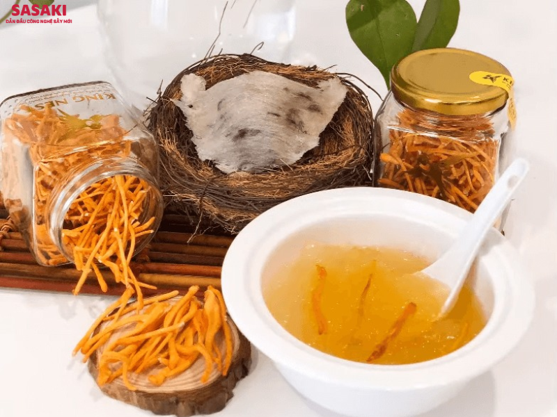 Nấm đông trùng hạ thảo có thể dùng để pha với nước hoặc chế biến món ăn dinh dưỡng kết hợp với tổ yến