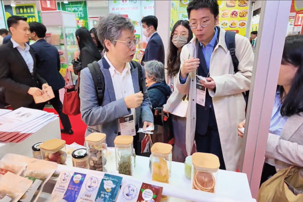 Khách hàng tại Nhật Bản thích thú trải nghiệm các sản phẩm sấy lạnh, sấy thăng hoa
