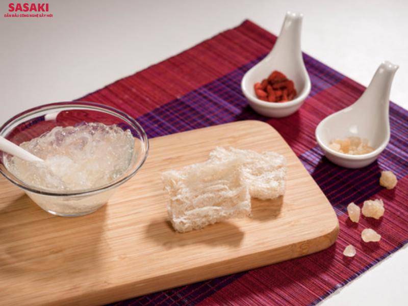 Yến sấy thăng hoa rất tiện lợi, dễ sử dụng và mang theo nhờ tính chất khô xốp và thời gian bảo quản lâu dài