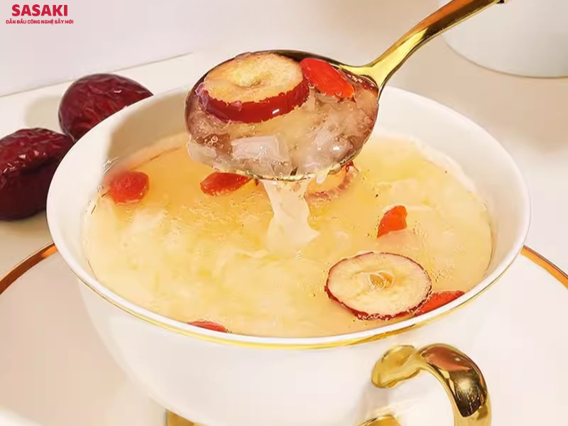 Tổ yến khi pha với nước nóng sẽ nhanh chóng trở lại trạng thái lỏng và có thể sử dụng được luôn  