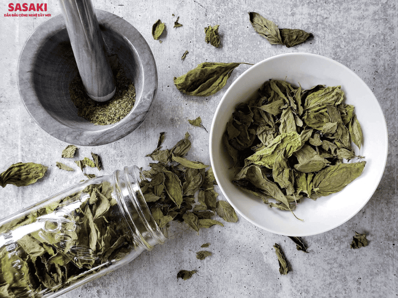 Ứng dụng lá húng quế khô trong chế biến gia vị