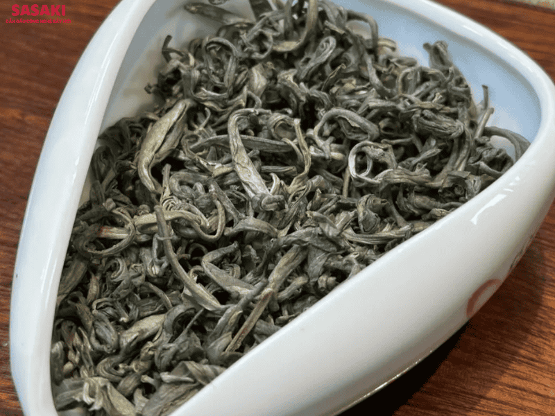 Lá chè Shan tuyết sấy lạnh giữ nguyên lớp lông tuyết, hương thơm đặc trưng của cỏ nội, cỏ hoa