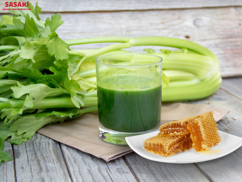 Cần tây kết hợp với mật ong là thức uống healthy tốt cho sức khỏe, hỗ trợ giảm cân và làm đẹp da