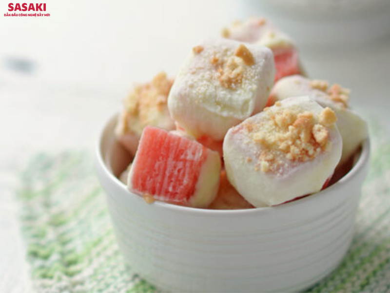 Bạn có thể kết hợp dưa hấu sấy với sữa chua hoặc trộn cùng granola để bữa ăn thêm màu sắc và giàu vitamin