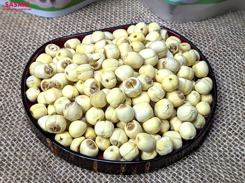 Thành phẩm hạt sen sau khi sấy thăng hoa có màu trắng tự nhiên, giòn xốp với hương vị đặc trưng