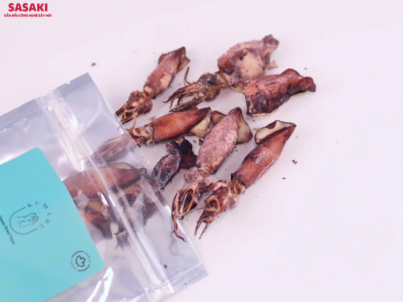 Mực ống có thân mỏng hơn, hàm lượng nước cao hơn nên tỷ lệ hao hụt thường lớn hơn
