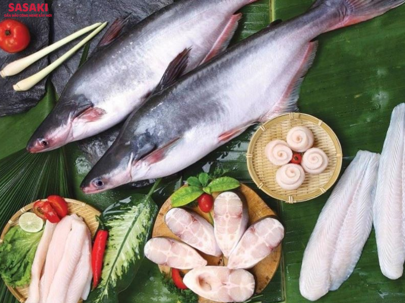 Thớ thịt cá basa rất mịn và mềm, dễ bị vụn khi tiếp xúc với nhiệt độ cao