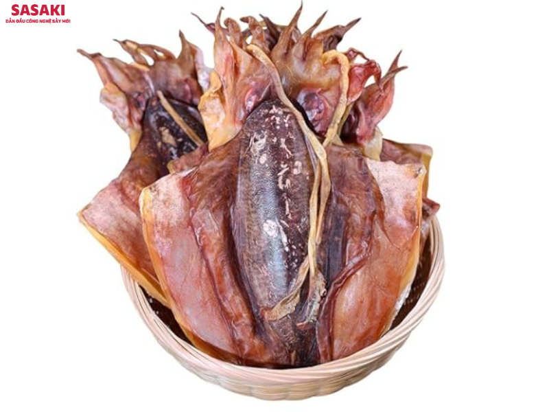 Mực lá sấy thăng hoa có độ giòn và mềm, hoàn toàn không có cảm giác dai cứng của mực khô truyền thống.