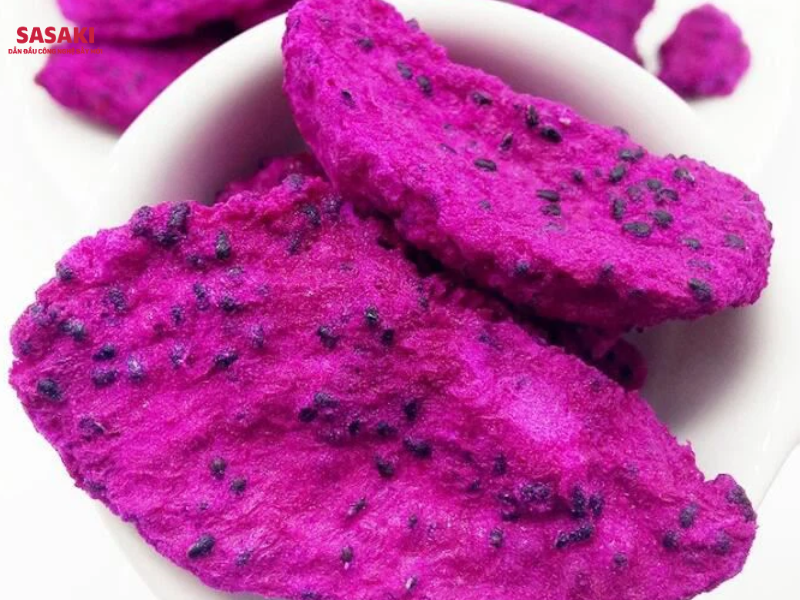 Thanh long sấy thăng hoa có cấu trúc xốp giòn đặc trưng mà không hề bị cứng hay dai