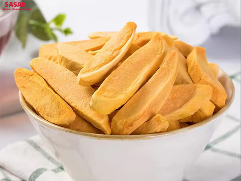 Xoài sấy thăng hoa đạt độ khô <3%, cấu trúc giòn xốp và giữ nguyên hương vị tự nhiên