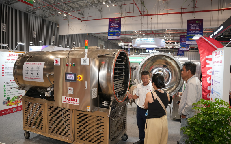 Đội ngũ Sasaki tư vấn khách hàng tại triển lãm